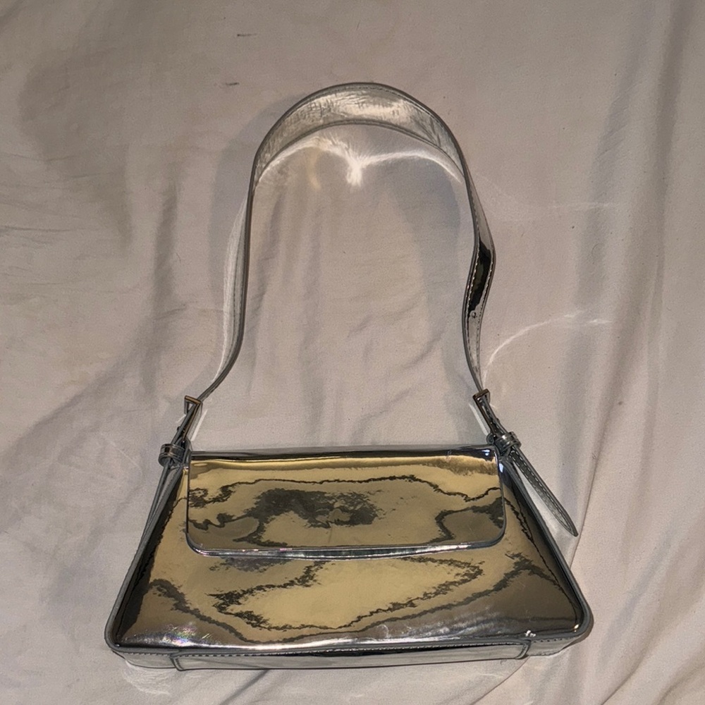 Silver Shoulder Bag with Adjustable Strap and Trendy Design